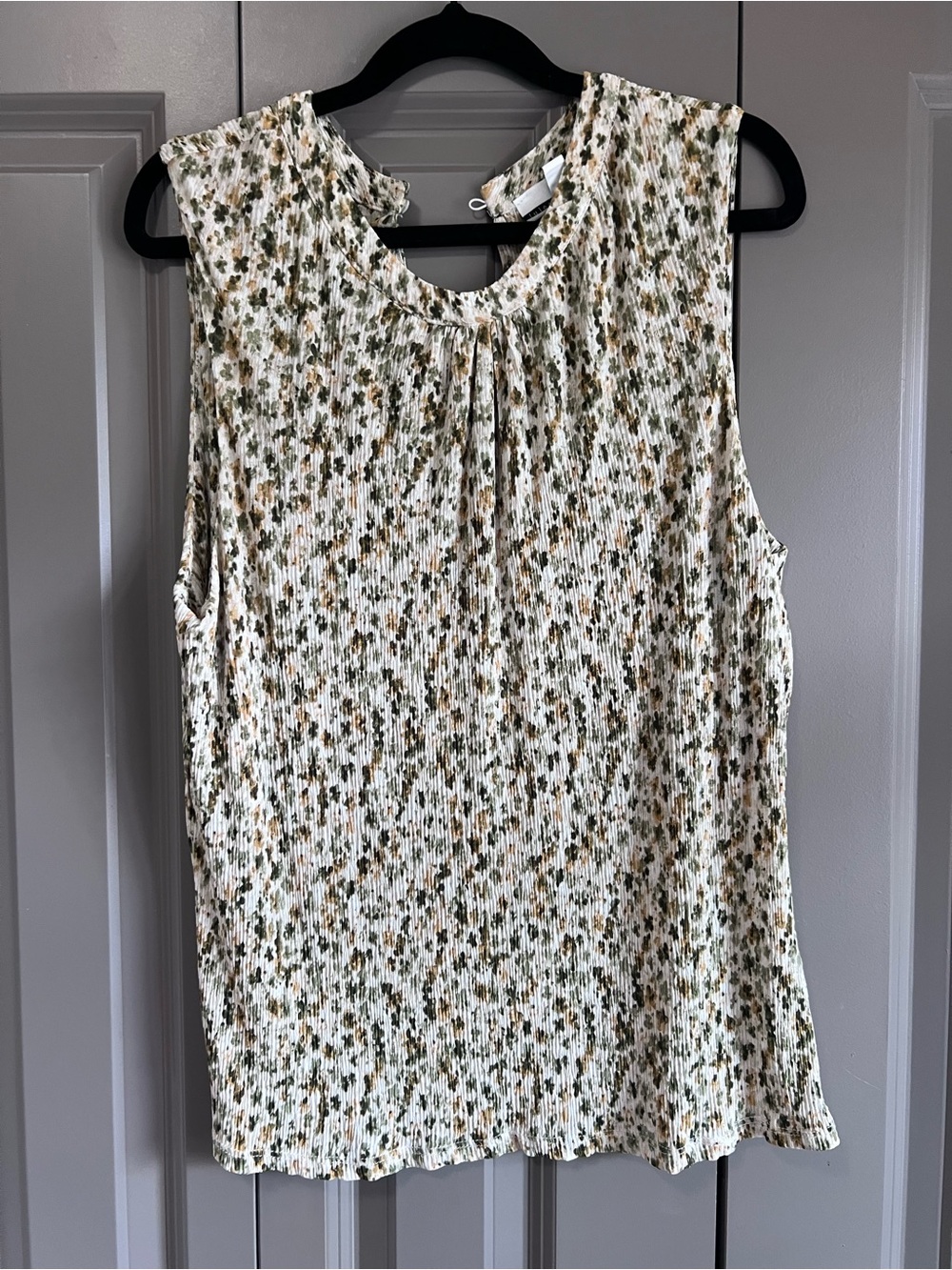 Jules & Leopold Cream Floral Pleated Sleeveless Top